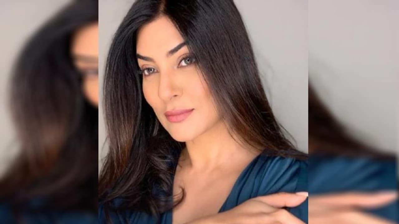 ৪৬ বছর বয়সেও এত গ্ল্যামারাস সুস্মিতা! কোন জাদু মন্ত্রে ধরে রেখেছেন তারুণ্য? ৪৬ বছর বয়সেও এত গ্ল্যামারাস সুস্মিতা! কোন জাদু মন্ত্রে ধরে রেখেছেন তারুণ্য?