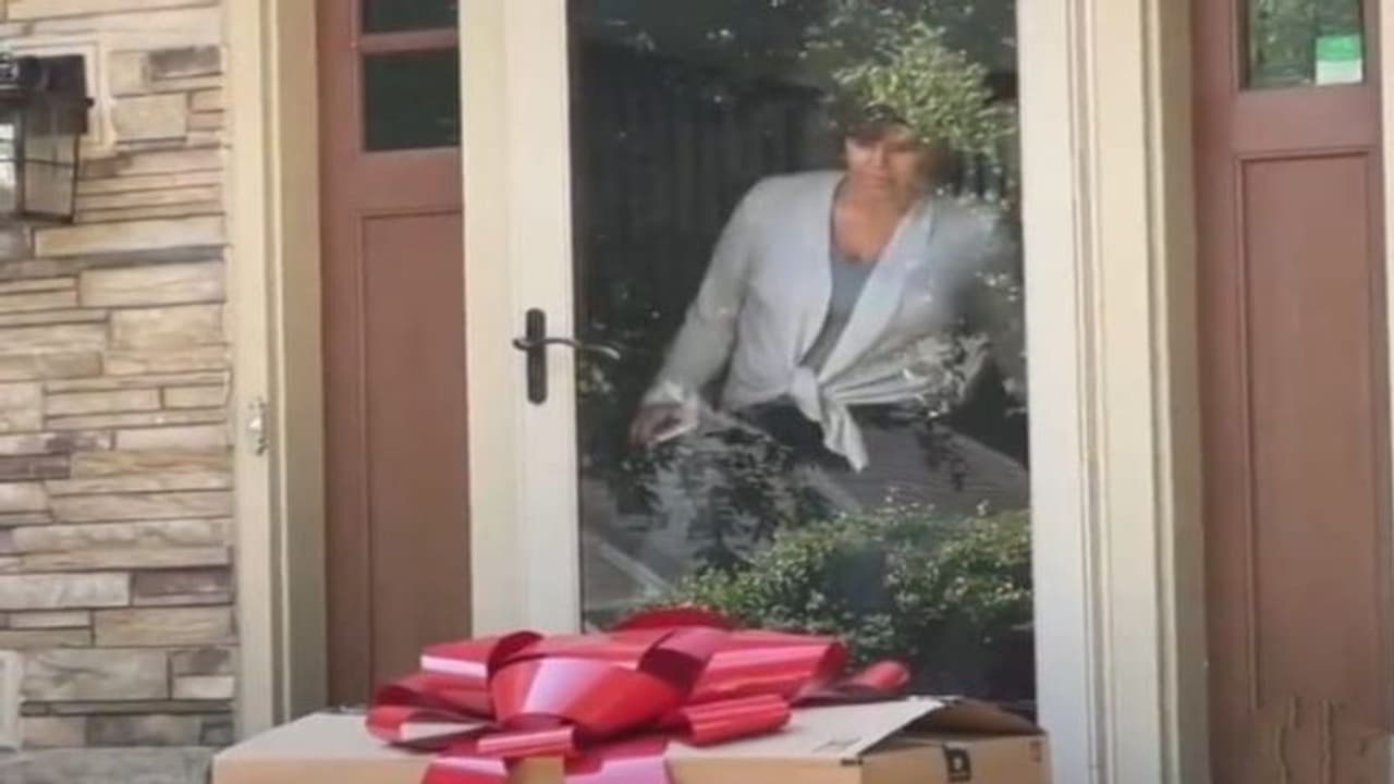 बेटी ने मां को भेजा गिफ्ट, पैकेट खोला तो अंदर से निकली वो चीज, जिसने सबको चौंका दिया, देखिए वीडियो बेटी ने मां को भेजा गिफ्ट, पैकेट खोला तो अंदर से निकली वो चीज, जिसने सबको चौंका दिया, देखिए वीडियो