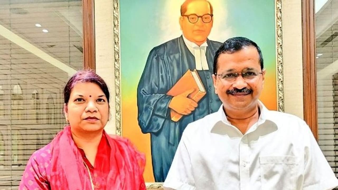 MP में आप की एंट्री: जानिए कौन हैं रानी अग्रवाल जिन्होंने जीता सिंगरौली मेयर का चुनाव, BJP कांग्रेस की हार MP में आप की एंट्री: जानिए कौन हैं रानी अग्रवाल जिन्होंने जीता सिंगरौली मेयर का चुनाव, BJP कांग्रेस की हार