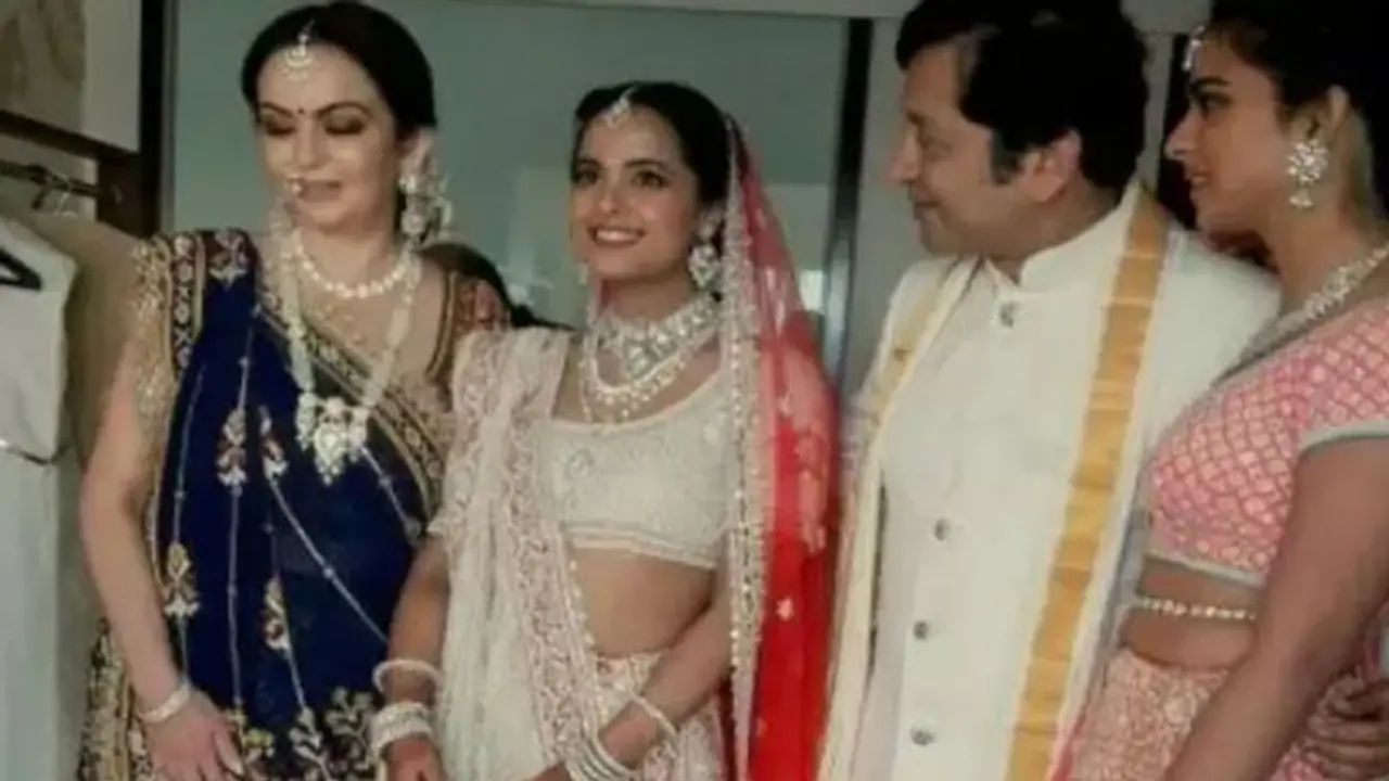 मुकेश अंबानी की भांजी इशिता दोबारा बनी दुल्हन, नीरव मोदी के भाई के साथ की थी पहली शादी, देखें Photos और Video मुकेश अंबानी की भांजी इशिता दोबारा बनी दुल्हन, नीरव मोदी के भाई के साथ की थी पहली शादी, देखें Photos और Video