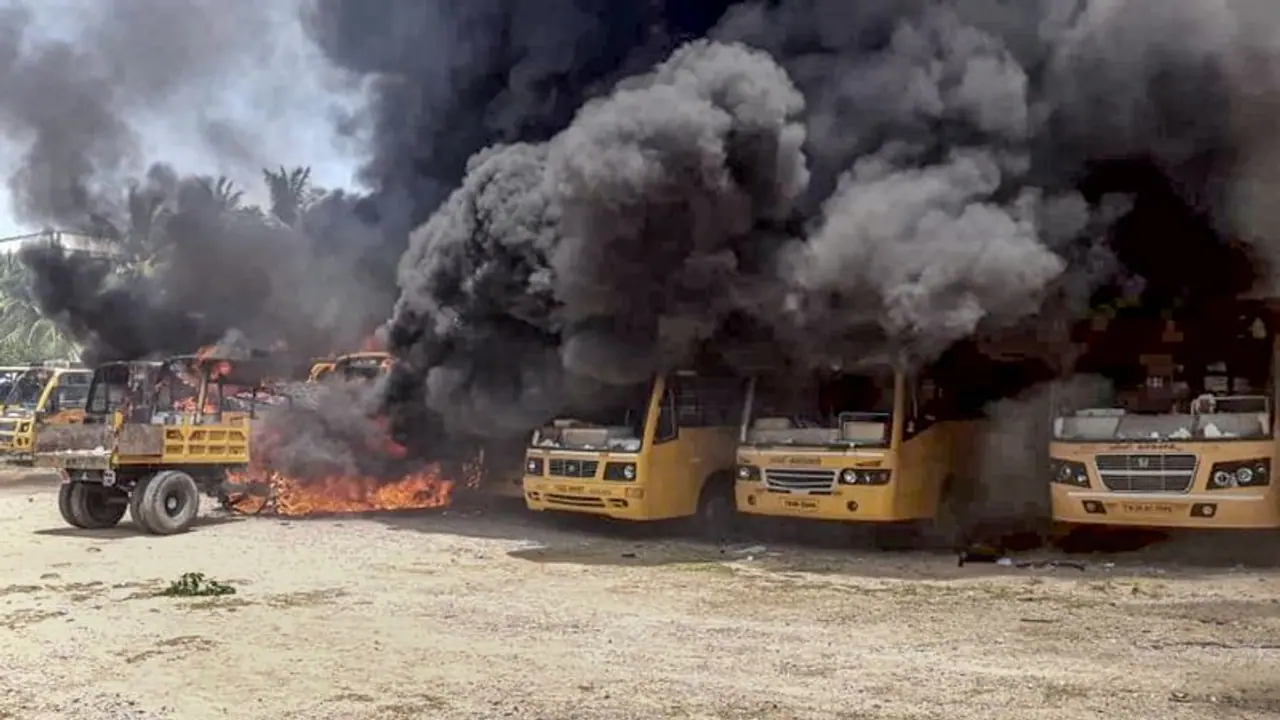 பாக்கெட் சாராயம் மூலம் கள்ளக்குறிச்சி பள்ளிக்கு தீ வைக்கப்பட்டதா...? திடீரென வெளியான விடியோவால் பரபரப்பு பாக்கெட் சாராயம் மூலம் கள்ளக்குறிச்சி பள்ளிக்கு தீ வைக்கப்பட்டதா...? திடீரென வெளியான விடியோவால் பரபரப்பு