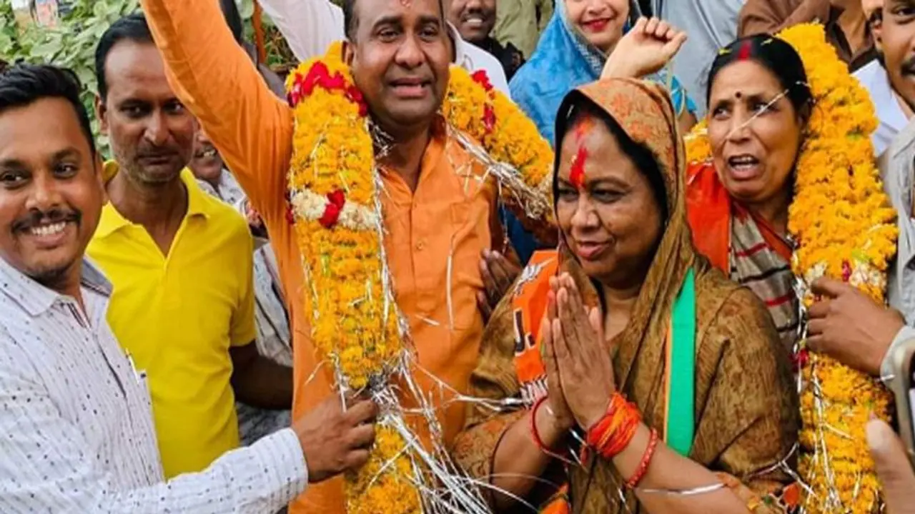 स्कूटी से चलने वाली मालती राय बनीं भोपाल की मेयर, पहले दो बार हारीं पार्षद का चुनाव...जानिए इनकी कहानी स्कूटी से चलने वाली मालती राय बनीं भोपाल की मेयर, पहले दो बार हारीं पार्षद का चुनाव...जानिए इनकी कहानी