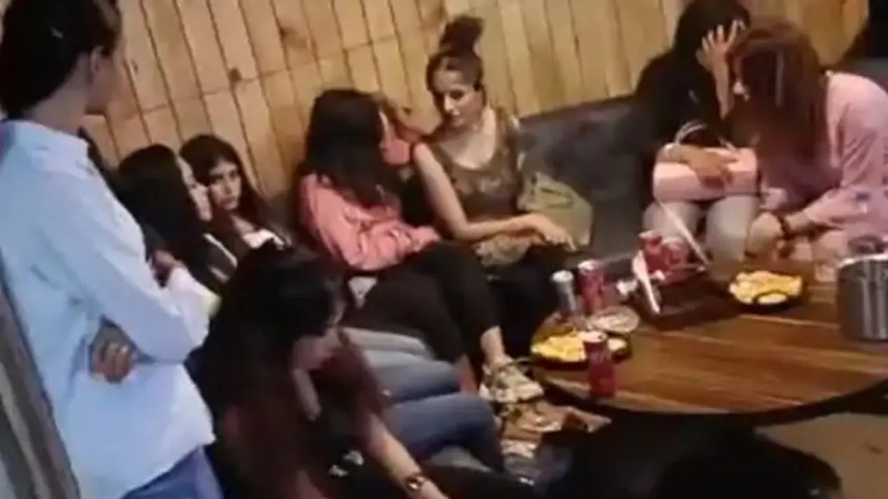 जयपुर में डांसर पर पैसा उड़ा रहे थे 65 लोग, रिकॉर्ड होने लगा तो एक लड़की बोली भैया कितना वीडियो बनाओगे