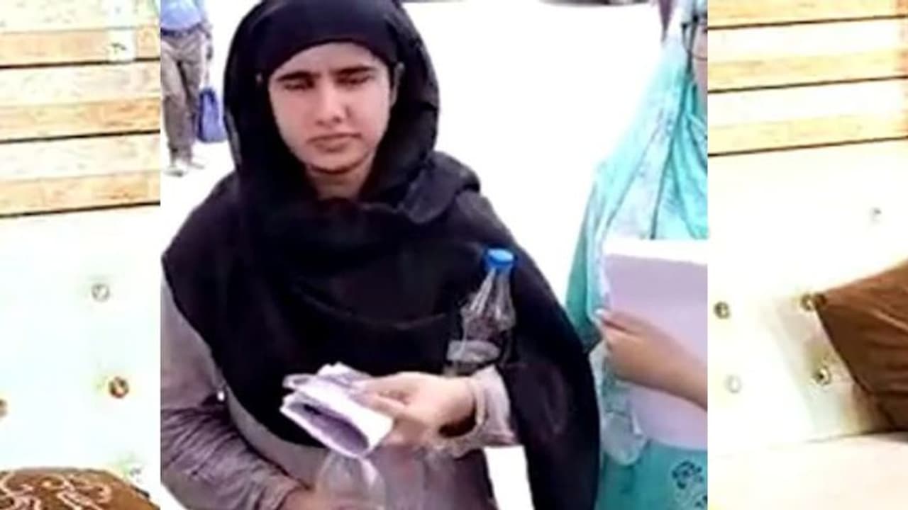 कर्नाटक के बाद अब राजस्थान में हिजाब पर विवाद: नीट एग्जाम देने आईं मुस्लिम लड़कियों को परीक्षा देने से रोका... कर्नाटक के बाद अब राजस्थान में हिजाब पर विवाद: नीट एग्जाम देने आईं मुस्लिम लड़कियों को परीक्षा देने से रोका...