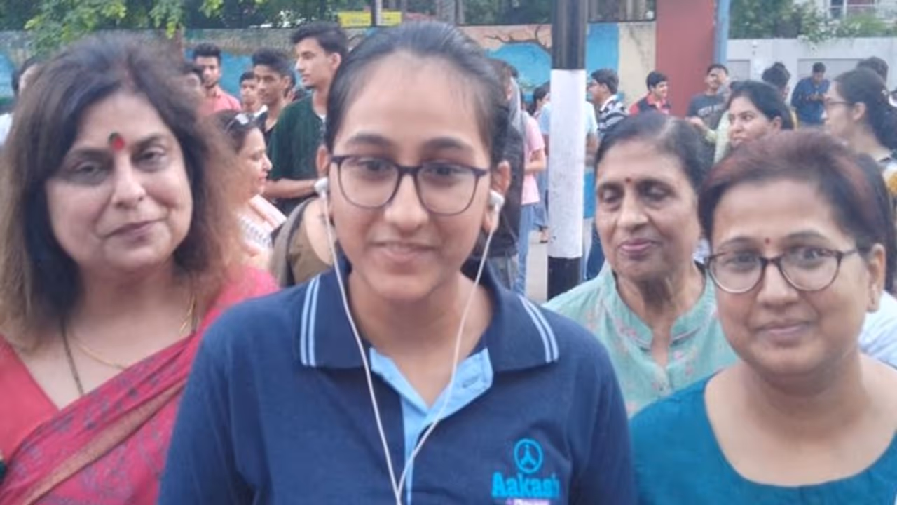 ICSE 10th Result 2022 : डॉक्टर बनना चाहती हैं ऑल इंडिया टॉपर अनिका गुप्ता, बताया कैसे बनी नंबर 1 ICSE 10th Result 2022 : डॉक्टर बनना चाहती हैं ऑल इंडिया टॉपर अनिका गुप्ता, बताया कैसे बनी नंबर 1