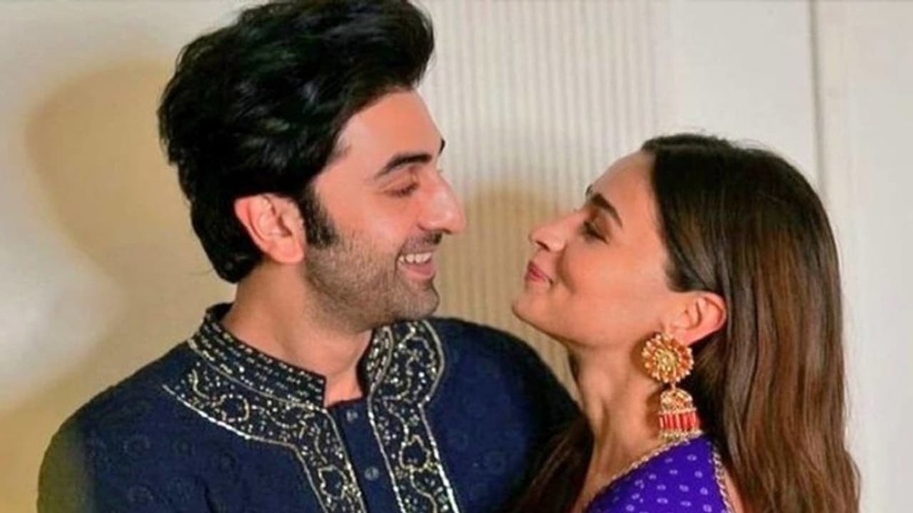 क्या जुड़वां बच्चों को जन्म देने वाली है आलिया भट्ट, रणबीर कपूर के इशारे पर उठ रहे इस तरह के सवाल क्या जुड़वां बच्चों को जन्म देने वाली है आलिया भट्ट, रणबीर कपूर के इशारे पर उठ रहे इस तरह के सवाल