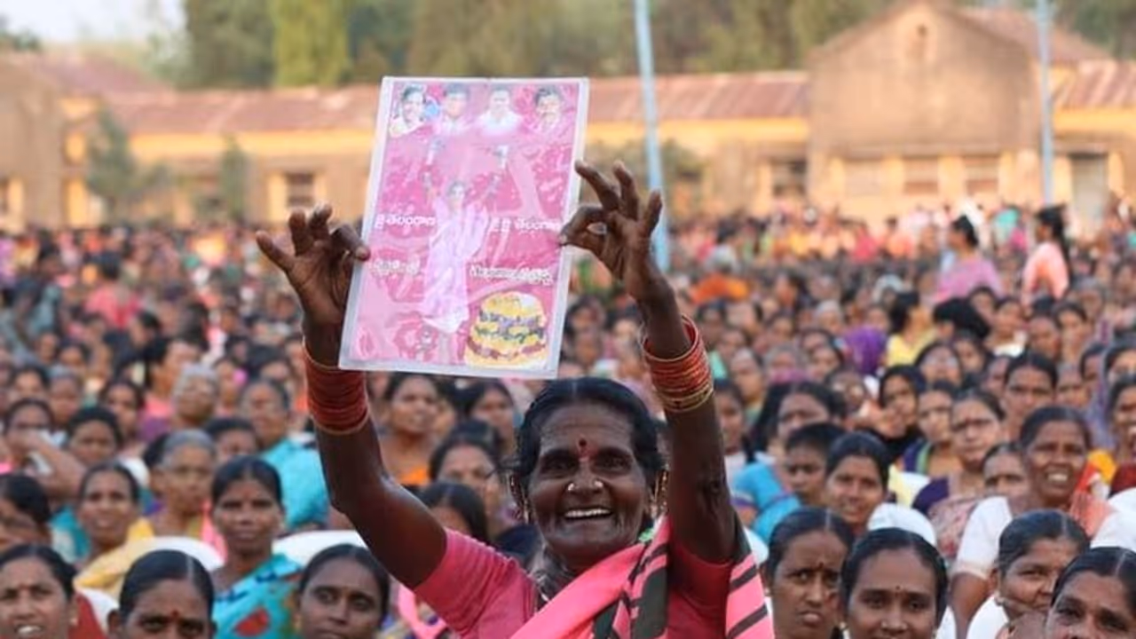 నాకు పెద్ద సపోర్టర్ ఈ జిందం సత్తమ్మనే.. కేసీఆర్ వీరాభిమాని ఫొటోలు ట్వీట్ చేసిన కేటీఆర్ నాకు పెద్ద సపోర్టర్ ఈ జిందం సత్తమ్మనే.. కేసీఆర్ వీరాభిమాని ఫొటోలు ట్వీట్ చేసిన కేటీఆర్