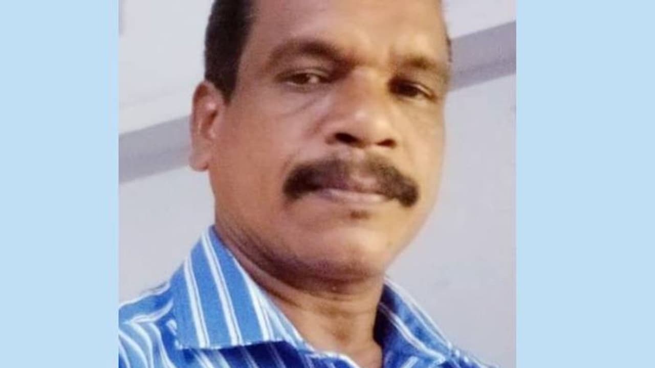 ക്ഷേത്രക്കുളത്തിൽ കുളിക്കുന്നതിനിടയിൽ മധ്യവയസ്കന് മുങ്ങി മരിച്ചു, ചെളിയിൽ താഴ്ന്നു പോയതെന്ന് സംശയം ക്ഷേത്രക്കുളത്തിൽ കുളിക്കുന്നതിനിടയിൽ മധ്യവയസ്കന് മുങ്ങി മരിച്ചു, ചെളിയിൽ താഴ്ന്നു പോയതെന്ന് സംശയം