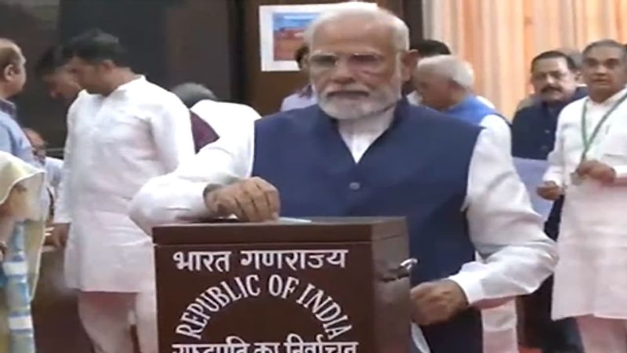 President Election: రాష్ట్రపతి ఎన్నికల పోలింగ్ ప్రారంభం.. ఓటు హక్కును వినియోగించుకున్న ప్రధాని మోదీ President Election: రాష్ట్రపతి ఎన్నికల పోలింగ్ ప్రారంభం.. ఓటు హక్కును వినియోగించుకున్న ప్రధాని మోదీ