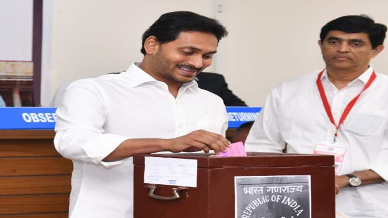 President Election: రాష్ట్రపతి ఎన్నికల్లో ఓటు హక్కును వినియోగించుకున్న సీఎం వైఎస్ జగన్.. President Election: రాష్ట్రపతి ఎన్నికల్లో ఓటు హక్కును వినియోగించుకున్న సీఎం వైఎస్ జగన్..