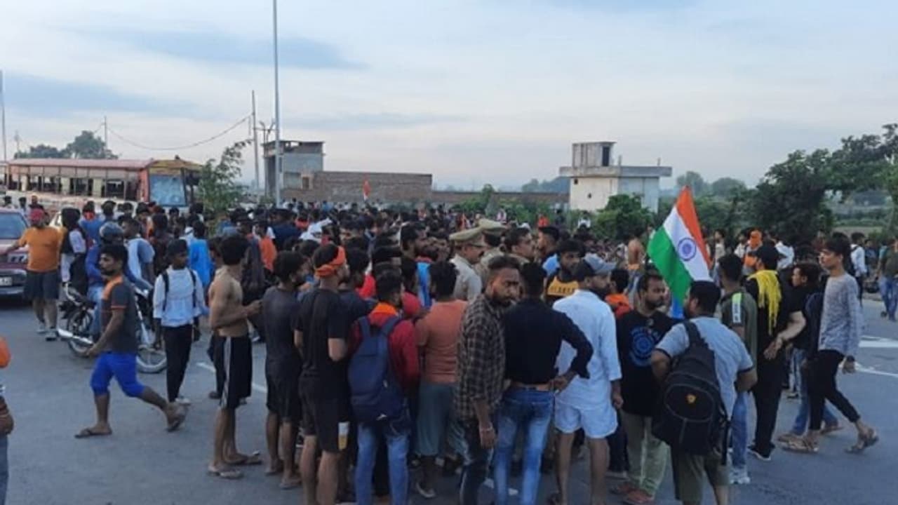 अमरोहा: टक्कर के बाद कांवड़ियों की मौत, साथियों ने 7 बसों में की तोड़फोड़ और जमकर किया बवाल अमरोहा: टक्कर के बाद कांवड़ियों की मौत, साथियों ने 7 बसों में की तोड़फोड़ और जमकर किया बवाल