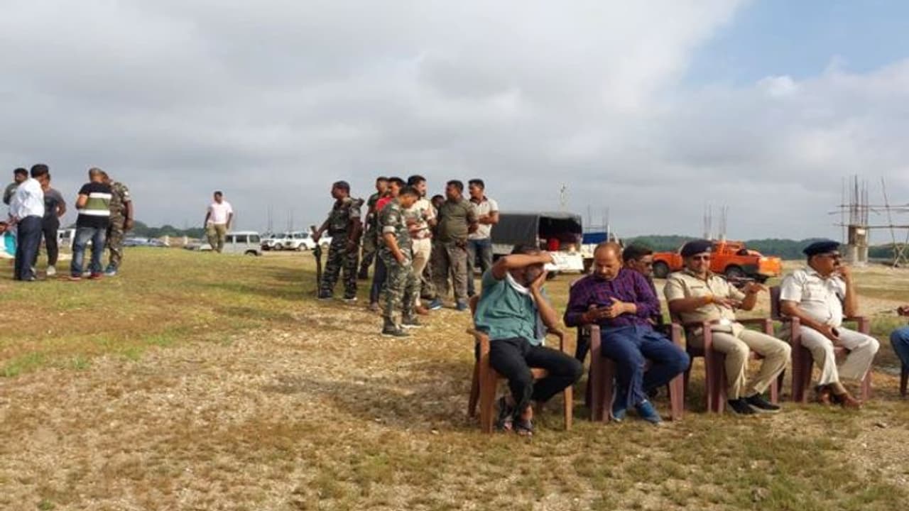 पंचखेरो डैम हादसाः डूबे परिवार में से दो के शव 20 घंटे बाद मिले, 6 बच्चे अभी भी लापता, खोज रही NDRF की टीम पंचखेरो डैम हादसाः डूबे परिवार में से दो के शव 20 घंटे बाद मिले, 6 बच्चे अभी भी लापता, खोज रही NDRF की टीम