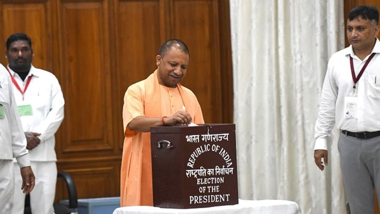 यूपी: राष्ट्रपति चुनाव के लिए सीएम योगी ने डाला पहला वोट, ब्रजेश पाठक के साथ पहुंचे ओपी राजभर यूपी: राष्ट्रपति चुनाव के लिए सीएम योगी ने डाला पहला वोट, ब्रजेश पाठक के साथ पहुंचे ओपी राजभर