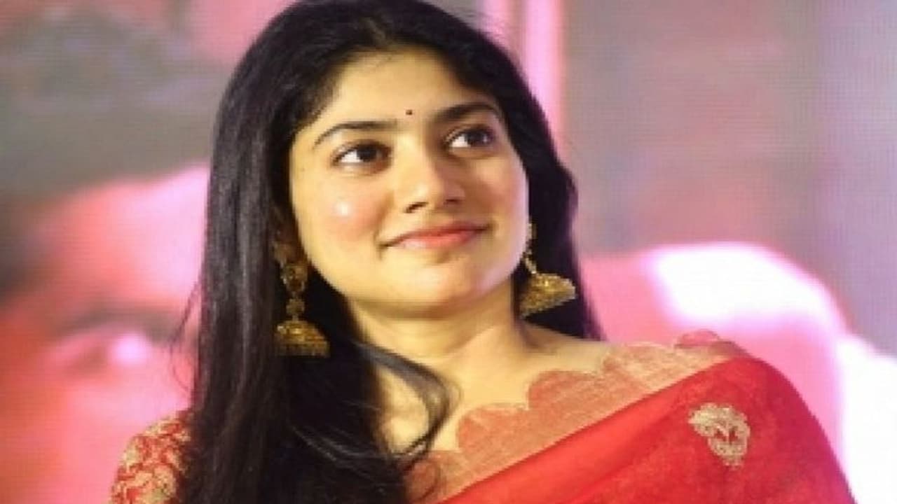 థియేటర్లో సాయి పల్లవి సందడి, ఈలలు,చపట్లతో అభిమానుల ఘనస్వాగతం థియేటర్లో సాయి పల్లవి సందడి, ఈలలు,చపట్లతో అభిమానుల ఘనస్వాగతం