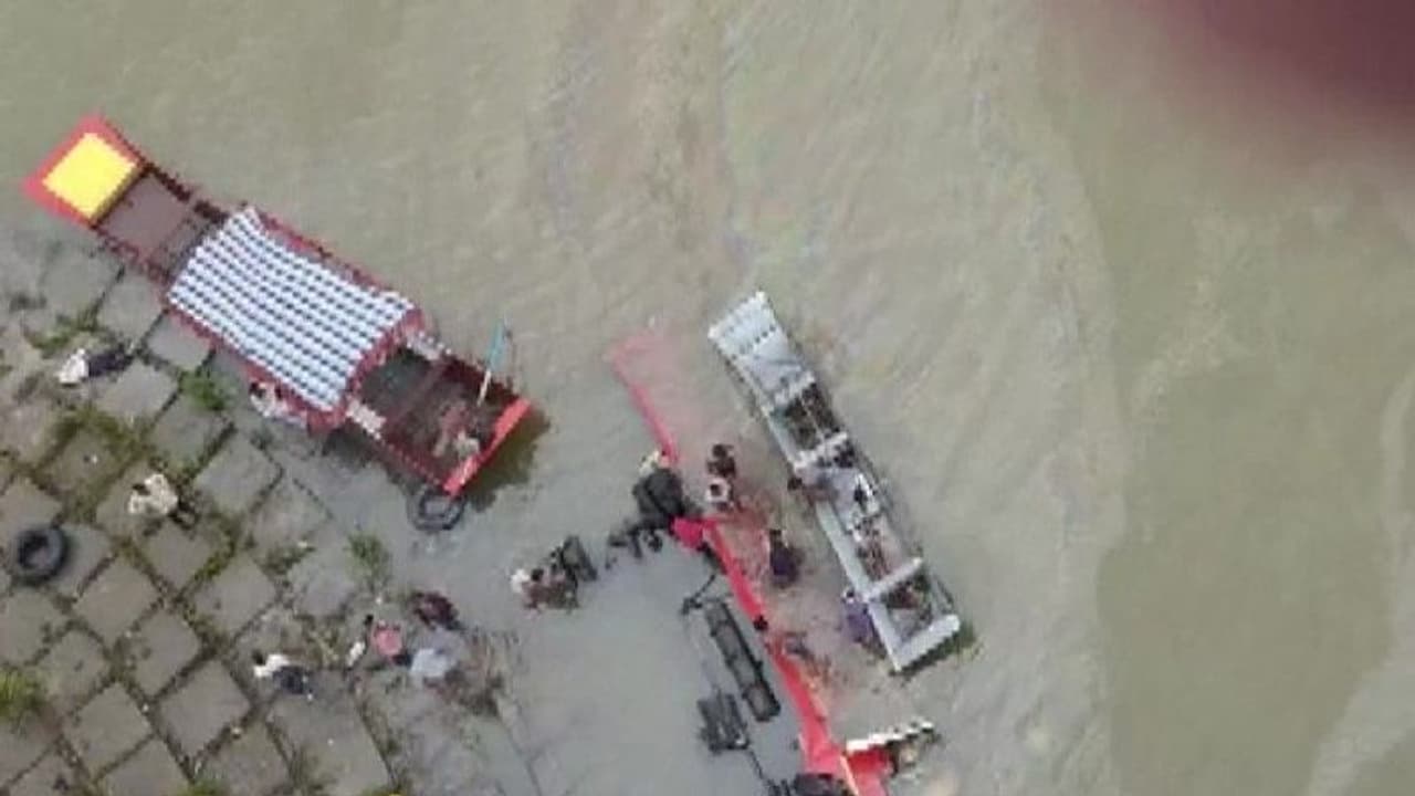 ಸೇತುವೆಯ ಹಳಿ ಮುರಿದು ನರ್ಮದಾ ನದಿಗುರುಳಿದ ಬಸ್, 13 ಸಾವು, 15 ಜನರ ರಕ್ಷಣೆ!