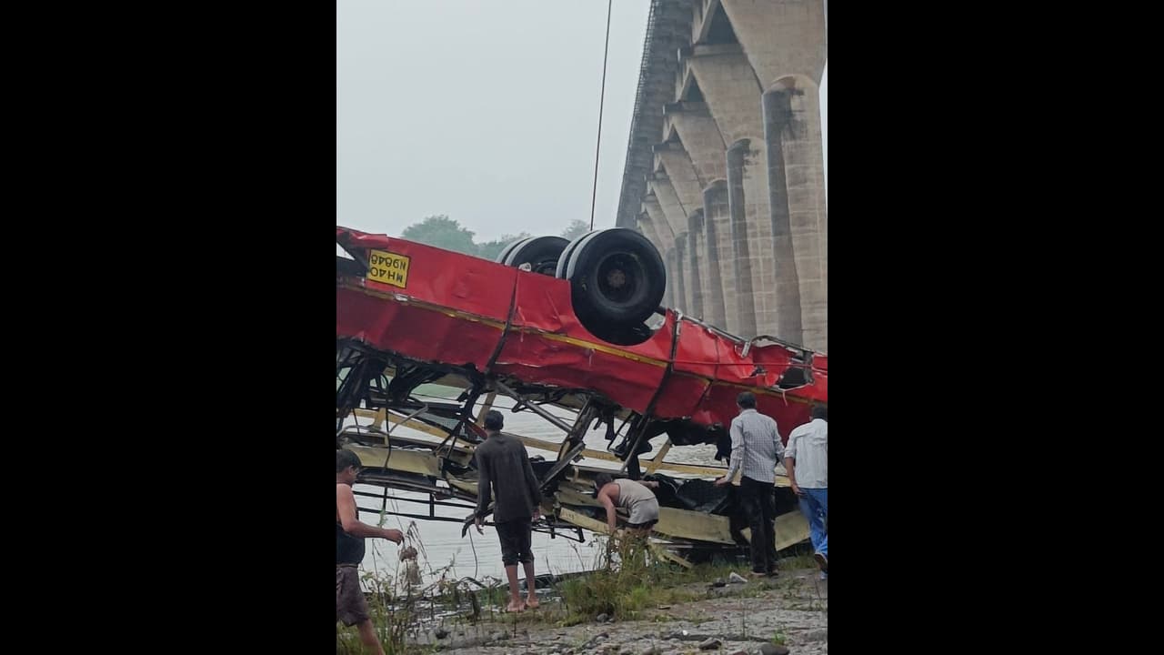 narmada river: mp breaking news: மத்திய பிரதேசத்தில், நர்மதை நதியில் பேருந்து கவிழ்ந்து 13 பேர் பலி