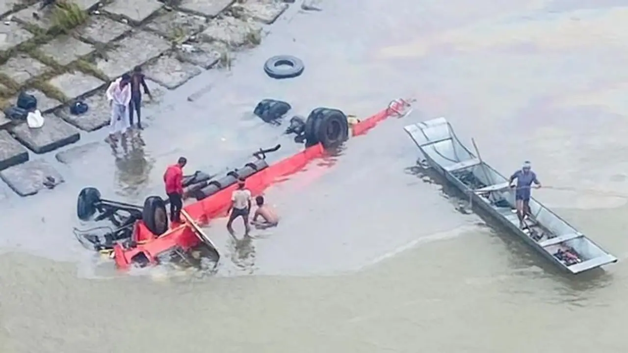 एसपी ने बताया किस कारण से नर्मदा में गिरी थी बस, धार हादसे में हुई थी 12 लोगों की मौत एसपी ने बताया किस कारण से नर्मदा में गिरी थी बस, धार हादसे में हुई थी 12 लोगों की मौत