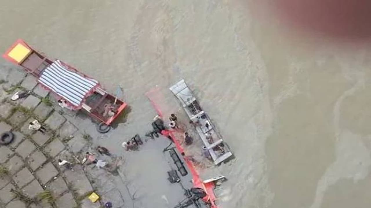 നർമ്മദ നദിയിലേക്ക് ബസ് മറിഞ്ഞ് വൻ അപകടം, 13 പേ‍ര്‍ മരിച്ചു, വാഹനത്തിലുണ്ടായിരുന്നത് 50 ലേറെ പേർ