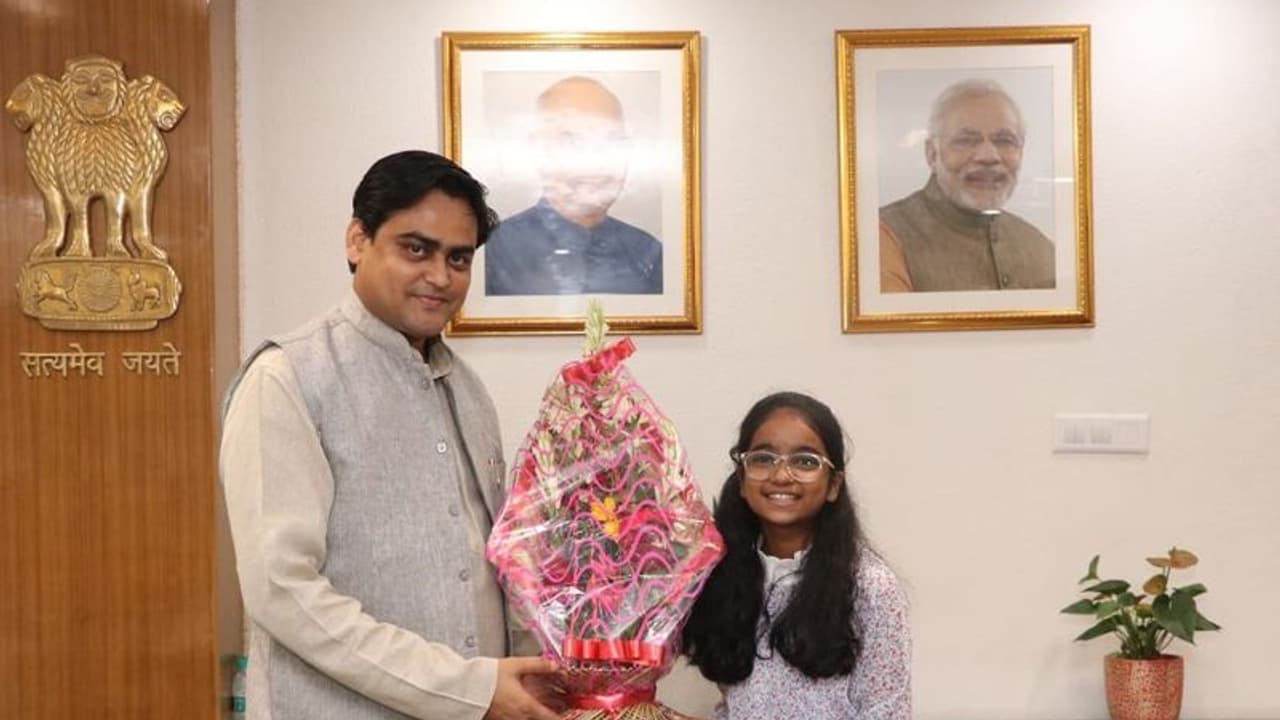 रामायण पाठ कर 50 लाख जुटाने वाली 13 वर्षीय भाविका माहेश्वरी ने द्रोपदी मुर्मू पर लिखी बुक, इंट्रेस्टिंग है वजह रामायण पाठ कर 50 लाख जुटाने वाली 13 वर्षीय भाविका माहेश्वरी ने द्रोपदी मुर्मू पर लिखी बुक, इंट्रेस्टिंग है वजह