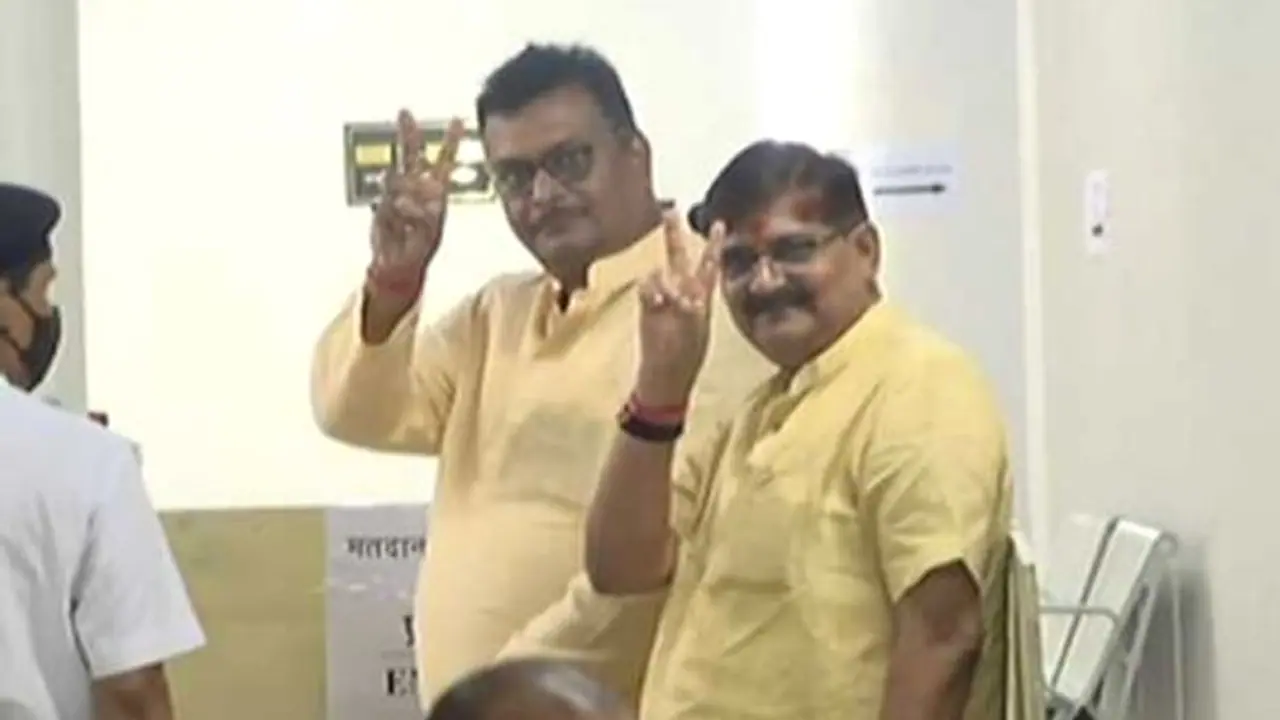 राष्ट्रपति चुनाव के लिए झारखंड विधानसभा में वोटिंग शुरू, भाजपा के अनंत ओझा ने डाला पहला वोट राष्ट्रपति चुनाव के लिए झारखंड विधानसभा में वोटिंग शुरू, भाजपा के अनंत ओझा ने डाला पहला वोट