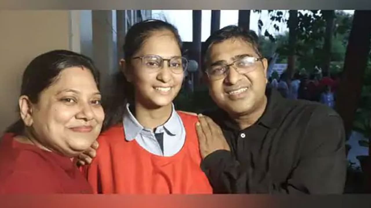 ICSE बोर्ड 10वीं रिजल्ट: अलग है लखनऊ की टॉपर कनिष्का मित्तल की सफलता का राज, भविष्य को लेकर बताया अपना प्लान ICSE बोर्ड 10वीं रिजल्ट: अलग है लखनऊ की टॉपर कनिष्का मित्तल की सफलता का राज, भविष्य को लेकर बताया अपना प्लान