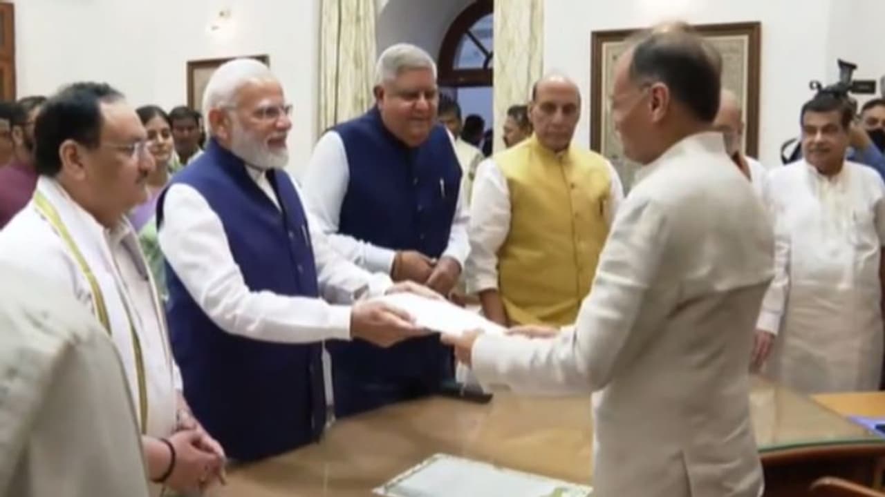 Vice President Election: నామినేషన్ దాఖలు చేసిన ఎన్డీఏ అభ్యర్థి ధన్కర్.. హాజరైన ప్రధాని మోదీ.. Vice President Election: నామినేషన్ దాఖలు చేసిన ఎన్డీఏ అభ్యర్థి ధన్కర్.. హాజరైన ప్రధాని మోదీ..