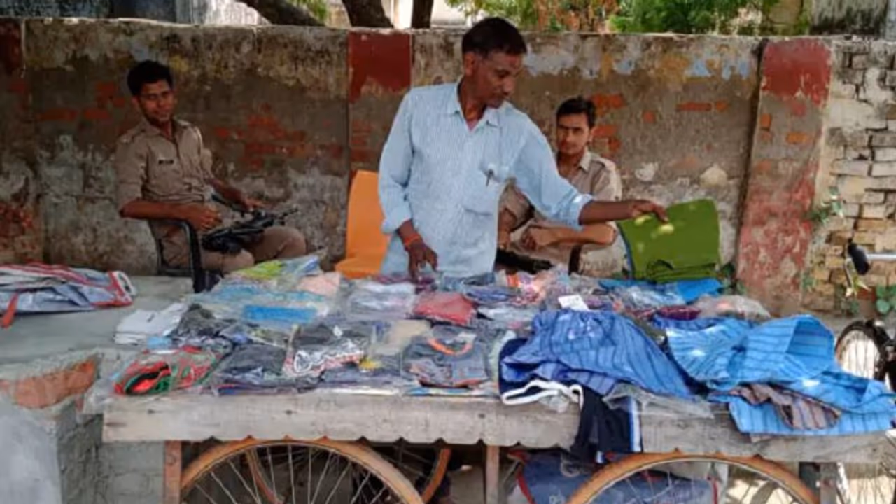 एटा: 2 गनर लेकर ठेले पर सामान बेच रहे दुकानदार को देख लोग हुए हैरान, जानिए क्या है पूरा मामला 