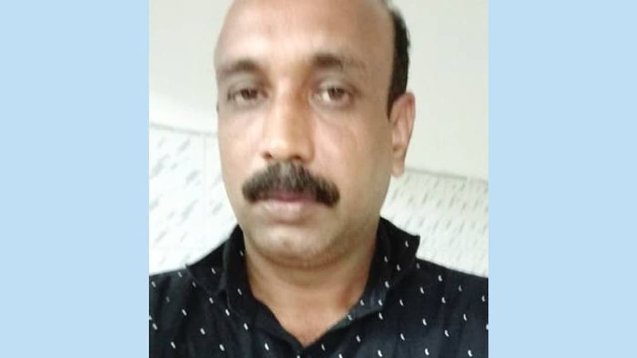 പെൻഷൻ ശരിയാക്കാമെന്ന് വിശ്വസിപ്പിച്ച് പ്രായമായ സ്ത്രീകളെ സമീപിക്കും; സ്വർണാഭരണം കവർന്ന് മുങ്ങും, പ്രതി പിടിയിൽ പെൻഷൻ ശരിയാക്കാമെന്ന് വിശ്വസിപ്പിച്ച് പ്രായമായ സ്ത്രീകളെ സമീപിക്കും; സ്വർണാഭരണം കവർന്ന് മുങ്ങും, പ്രതി പിടിയിൽ