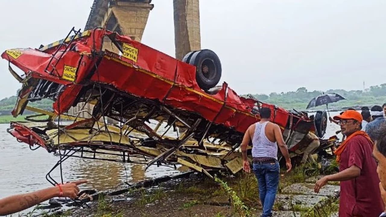 उफनती नर्मदा नदी में गिरते ही बस पिचक गई...कितने लोग सवार ये अभी भी पहेली, दहला देने वाला था धार हादसा उफनती नर्मदा नदी में गिरते ही बस पिचक गई...कितने लोग सवार ये अभी भी पहेली, दहला देने वाला था धार हादसा