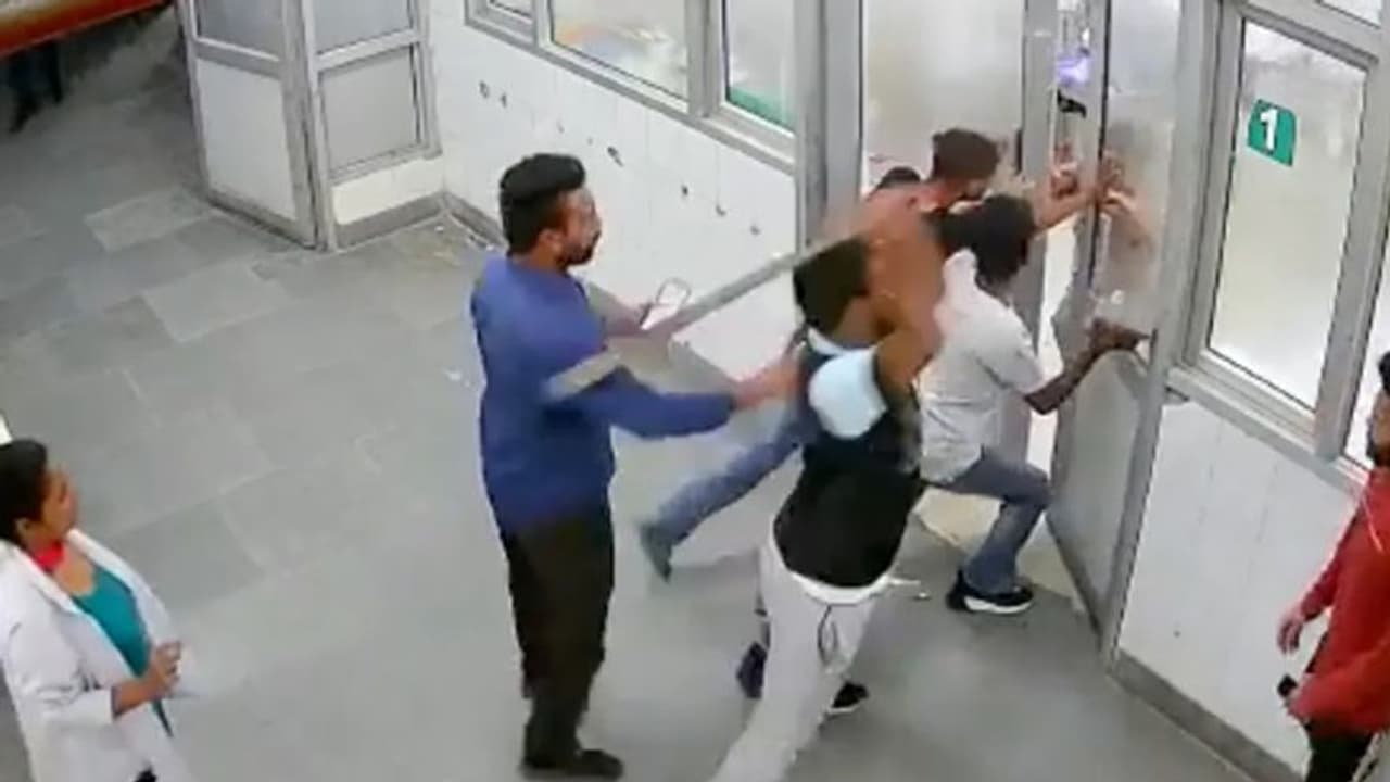 ஹாஸ்பிடலில் புகுந்தும் சிறுவனை விடாமல் ஐசியூவில் வைத்து போட்டு தள்ளிய கும்பல்.. பகீள் சிளப்பும் வீடியோ.!