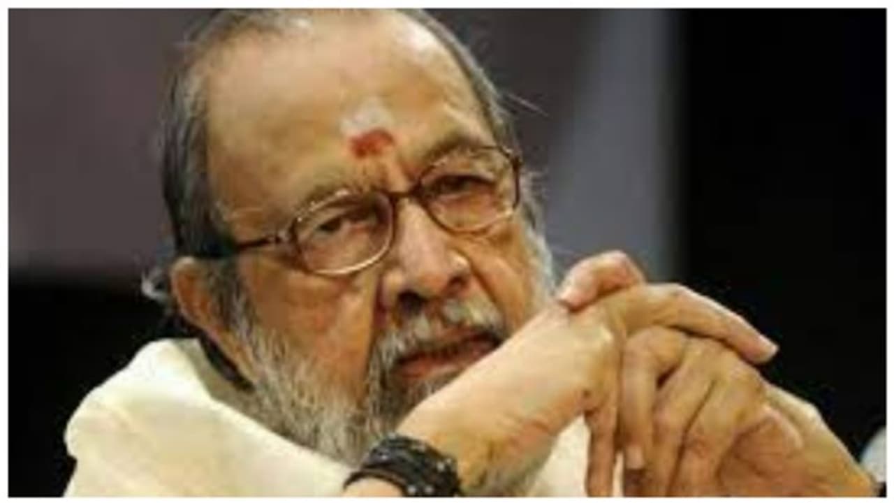 மலரில் எப்படி ஒளி இருக்கும்? பாடல் வரிகளை மாற்ற சொன்ன நடிகர்.. கவிஞர் வாலி சொன்ன தரமான பதில்..!