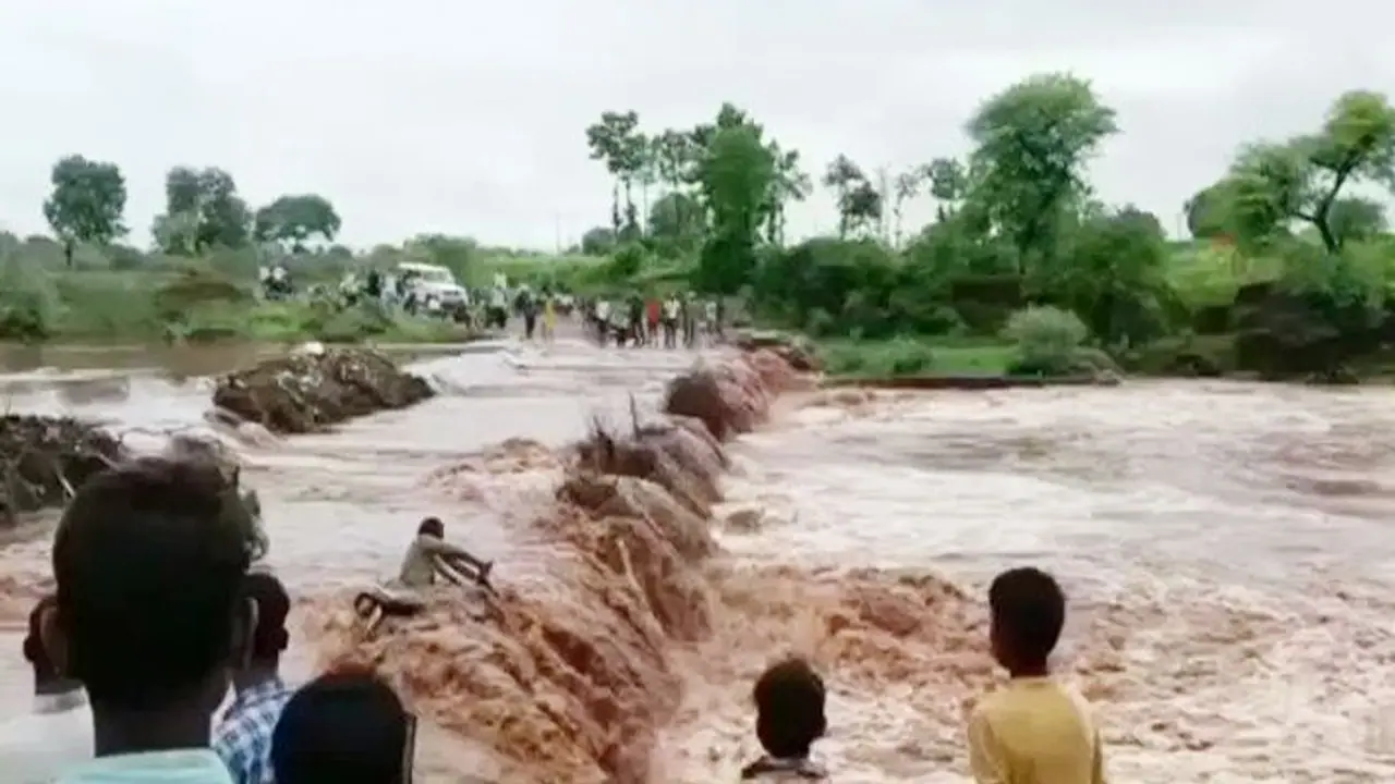 उफनती नदी, पुल पर था कई फीट पानी, मना करने के बाद भी नहीं माना बस ड्राइवर और बह गई कई जिंदगियां उफनती नदी, पुल पर था कई फीट पानी, मना करने के बाद भी नहीं माना बस ड्राइवर और बह गई कई जिंदगियां