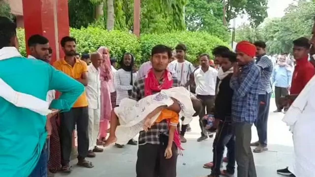 अस्पताल परिसर के बाहर बच्चे का शव लेकर घंटों भटकता रहा पिता, लोगों के आंख में आए आंसू, जिम्मेदार मौन अस्पताल परिसर के बाहर बच्चे का शव लेकर घंटों भटकता रहा पिता, लोगों के आंख में आए आंसू, जिम्मेदार मौन