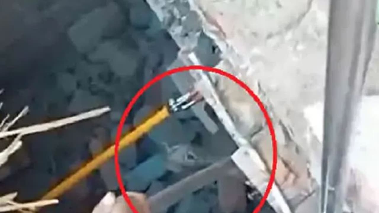 हरियाणा के फतेहाबाद में अजीब मामला: ऐसा क्या दिखा की गिरा दी घर की दीवार, सच्चाई सामने आई तो उमड़ी पड़ी भीड़ हरियाणा के फतेहाबाद में अजीब मामला: ऐसा क्या दिखा की गिरा दी घर की दीवार, सच्चाई सामने आई तो उमड़ी पड़ी भीड़