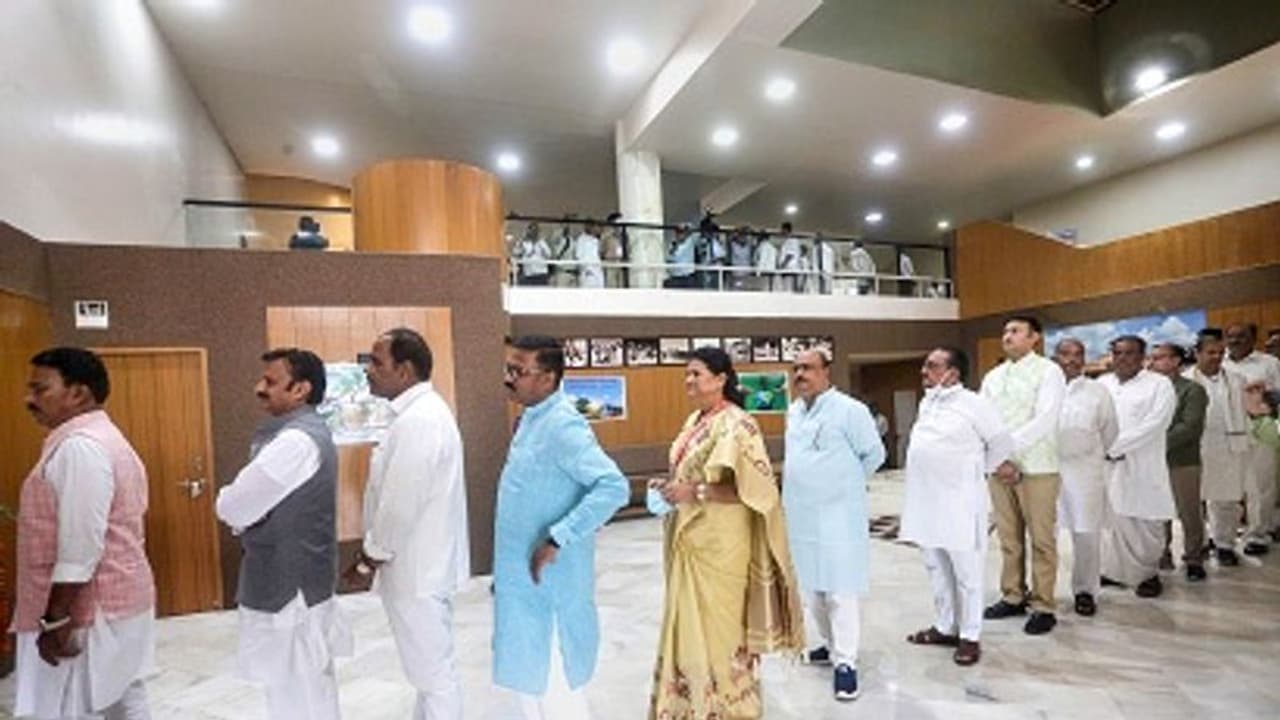 শান্তিপূর্ণভাবে শেষ হল রাষ্ট্রপতি নির্বাচন, ফল প্রকাশ আগামী ২১ জুলাই শান্তিপূর্ণভাবে শেষ হল রাষ্ট্রপতি নির্বাচন, ফল প্রকাশ আগামী ২১ জুলাই