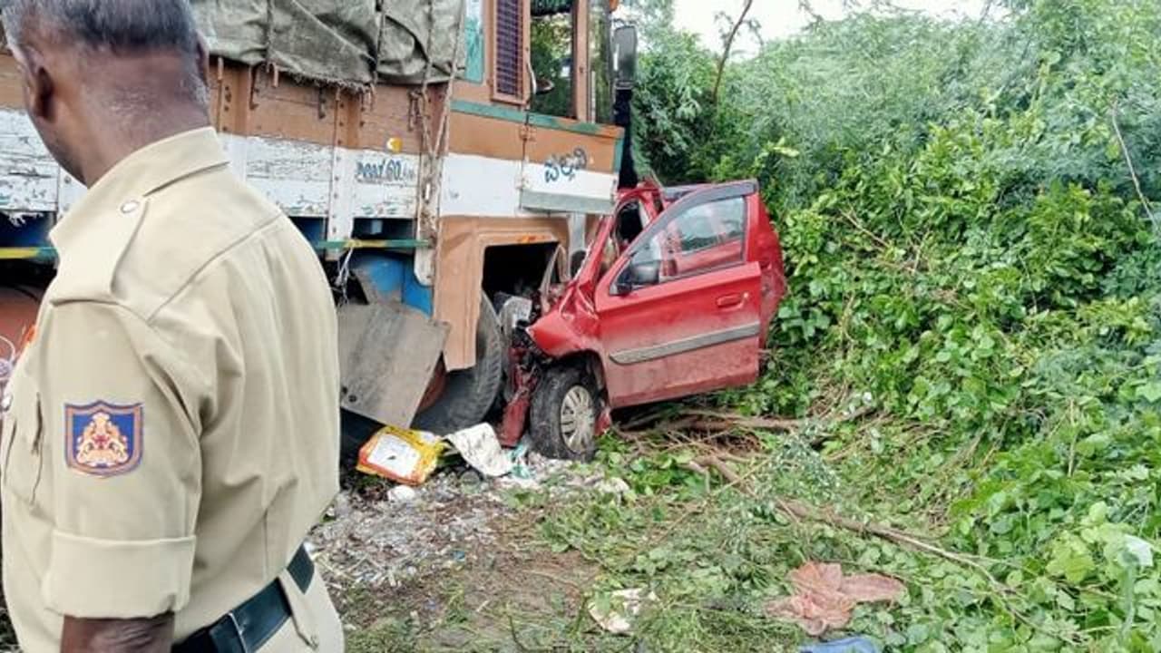 ಸಿಂಧನೂರು: ಲಾರಿ ಕಾರು ನಡುವೆ ಭೀಕರ ಅಪಘಾತ, ಸ್ಥಳದಲ್ಲೇ ನಾಲ್ವರ ದುರ್ಮರಣ ಸಿಂಧನೂರು: ಲಾರಿ ಕಾರು ನಡುವೆ ಭೀಕರ ಅಪಘಾತ, ಸ್ಥಳದಲ್ಲೇ ನಾಲ್ವರ ದುರ್ಮರಣ