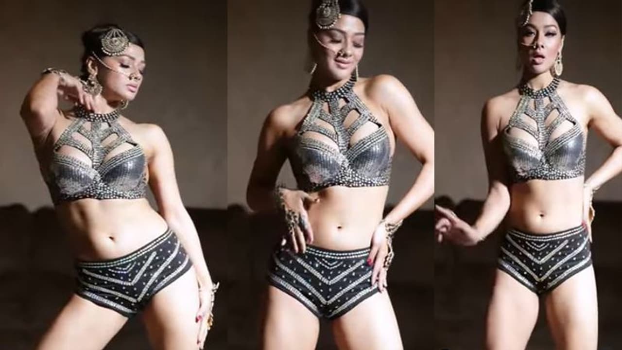 नम्रता मल्ला ने सेक्सी लुक से मचाया गदर, हॉट मुद्राओं के दीवाने हुए फैंस नम्रता मल्ला ने सेक्सी लुक से मचाया गदर, हॉट मुद्राओं के दीवाने हुए फैंस