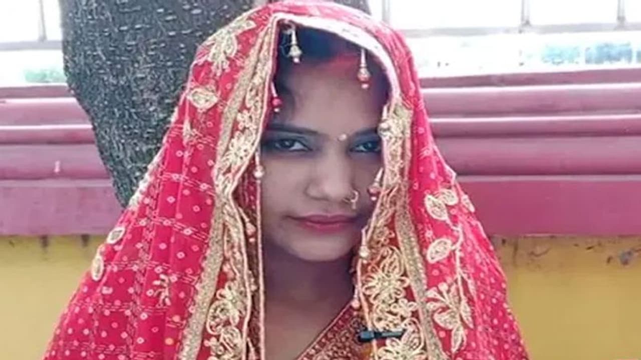 मुस्लिम युवती से शादी के बाद बढ़ाई गई नव दंपति के घर के बाहर की सुरक्षा, जल्द ही दोनों उठाएंगे बड़ा कदम मुस्लिम युवती से शादी के बाद बढ़ाई गई नव दंपति के घर के बाहर की सुरक्षा, जल्द ही दोनों उठाएंगे बड़ा कदम