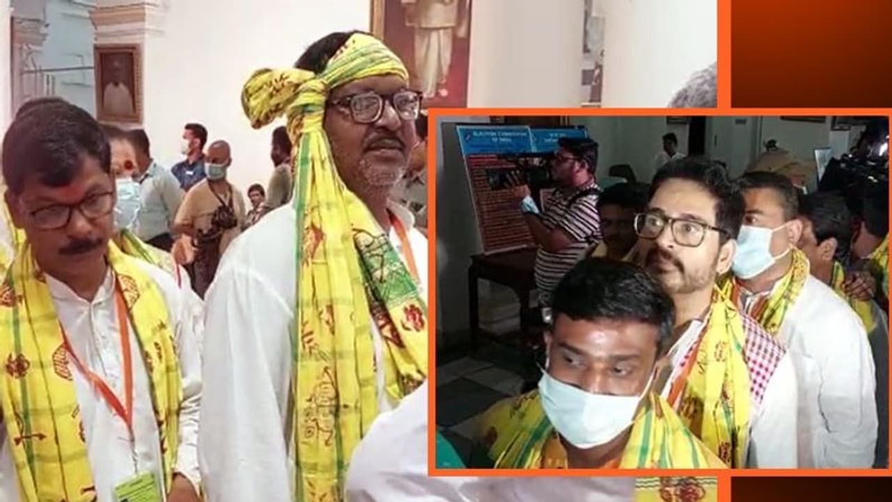 পাঞ্চি পরে ভোট বিজেপির বিধায়কদের বিরুদ্ধে বিধিভঙ্গের অভিযোগ, কমিশনে নালিশ তৃণমূলের পাঞ্চি পরে ভোট বিজেপির বিধায়কদের বিরুদ্ধে বিধিভঙ্গের অভিযোগ, কমিশনে নালিশ তৃণমূলের