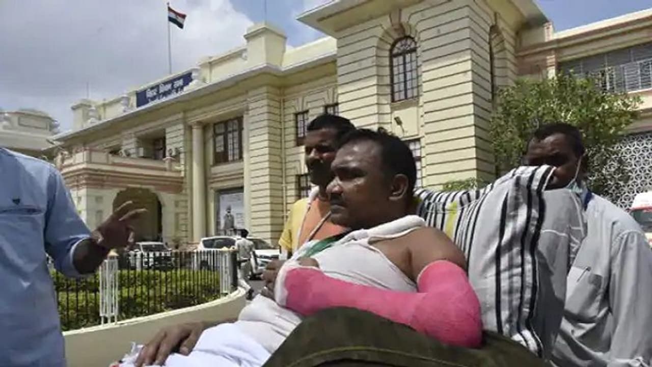 बिहार के विधायक की साहसी वोटिंगः राष्ट्रपति चुनाव के लिए स्ट्रेचर पर वोट देने पहुंचे बीजेपी MLA मिथिलेश कुमार बिहार के विधायक की साहसी वोटिंगः राष्ट्रपति चुनाव के लिए स्ट्रेचर पर वोट देने पहुंचे बीजेपी MLA मिथिलेश कुमार