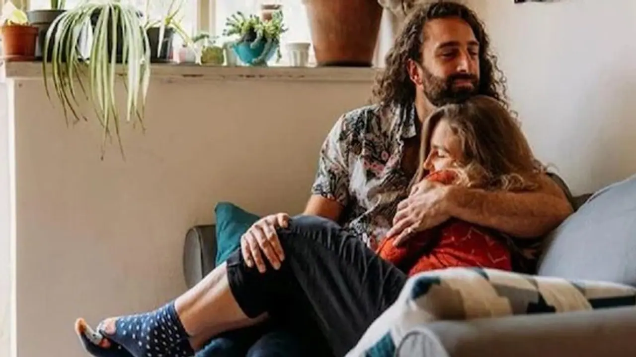 अपनी बाहों में एक घंटा सुलाकर यह शख्स वसूलता है 7 हजार रुपए, दीवाने हुए यहां के लोग