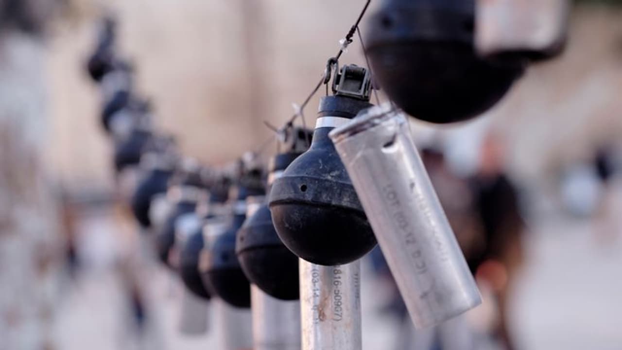 പൊലീസിന്റെ കണ്ണീര്‍ വാതക ഷെല്ലുകള്‍ അടിച്ചുമാറ്റിയ വിരുതന്‍ പിടിയില്‍ 