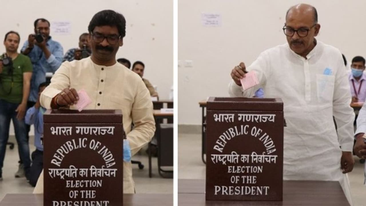 झारखंड में राष्ट्रपति चुनाव की वोटिंग खत्म, 81 में से 80 विधायकों ने डाला वोट, जानिए किस MLA नहीं की वोटिंग झारखंड में राष्ट्रपति चुनाव की वोटिंग खत्म, 81 में से 80 विधायकों ने डाला वोट, जानिए किस MLA नहीं की वोटिंग