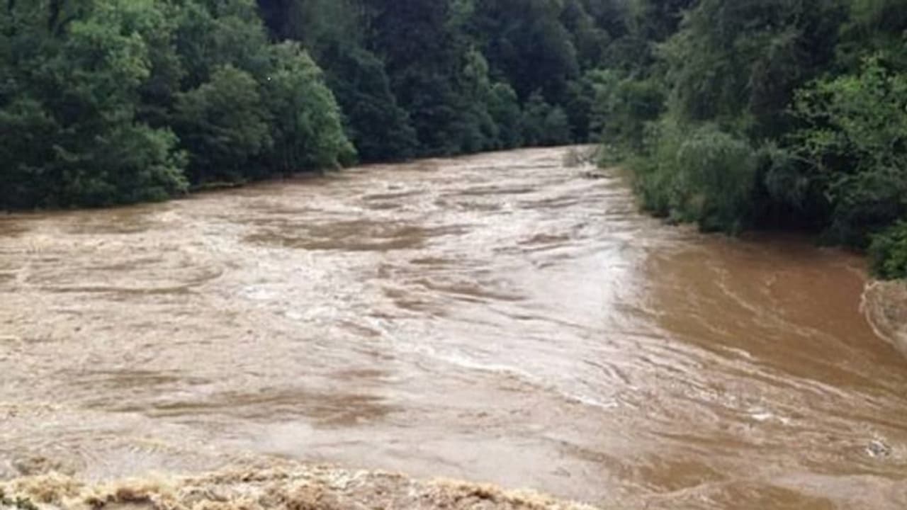 Woman swims River ಈಜುತ್ತಾ ತುಂಬಿ ಹರಿಯುತ್ತಿರುವ ನದಿ ದಾಟಿ ಪರೀಕ್ಷೆ ಬರೆದ ಯುವತಿ!