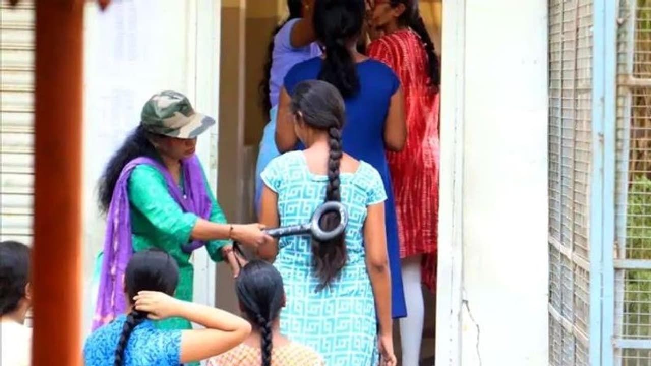 உள்ளாடையை கழற்றியே ஆகணும்.. நீட் தேர்வில் சர்ச்சை மாணவி பரபரப்பு புகார் ! உள்ளாடையை கழற்றியே ஆகணும்.. நீட் தேர்வில் சர்ச்சை மாணவி பரபரப்பு புகார் !