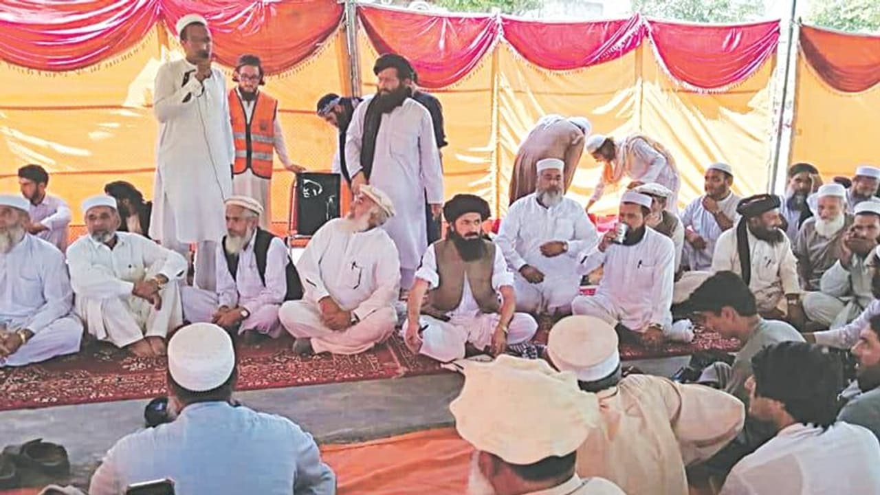 സ്ത്രീകള്‍ അകത്തുകടന്നാല്‍ വിവരമറിയും, പാക്ക് ടൂറിസ്റ്റ് കേന്ദ്രങ്ങളില്‍ സ്ത്രീകള്‍ക്ക് വിലക്ക് 