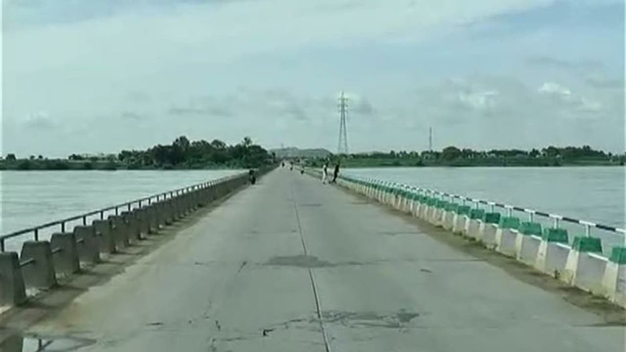 ಕೊಟ್ಟ ಮಾತು ಈಡೇರಿಸದ ಯಡಿಯೂರಪ್ಪ, ಈಗ ಮುಳುಗಡೆ ಭೀತಿಯಲ್ಲಿ ಕೊಳ್ಳೂರು ಸೇತುವೆ ಕೊಟ್ಟ ಮಾತು ಈಡೇರಿಸದ ಯಡಿಯೂರಪ್ಪ, ಈಗ ಮುಳುಗಡೆ ಭೀತಿಯಲ್ಲಿ ಕೊಳ್ಳೂರು ಸೇತುವೆ