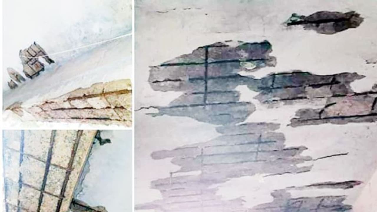 Jagityala: 'గుడి గంటలే.. బడి గంటలు'.. ప్రమాదపుటంచులో ప్రభుత్వ పాఠశాల.. విధిలేని పరిస్థితిలో గుడిలో పాఠాలు Jagityala: 'గుడి గంటలే.. బడి గంటలు'.. ప్రమాదపుటంచులో ప్రభుత్వ పాఠశాల.. విధిలేని పరిస్థితిలో గుడిలో పాఠాలు