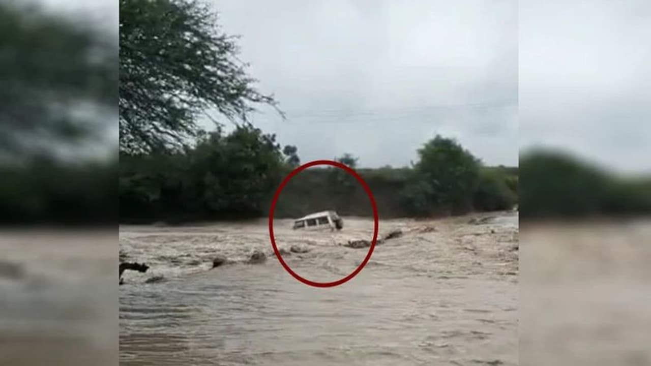 मध्यप्रदेश के कई जिलों में भारी बारिश, उज्जैन में पत्ते की तरह बह गई कार मध्यप्रदेश के कई जिलों में भारी बारिश, उज्जैन में पत्ते की तरह बह गई कार