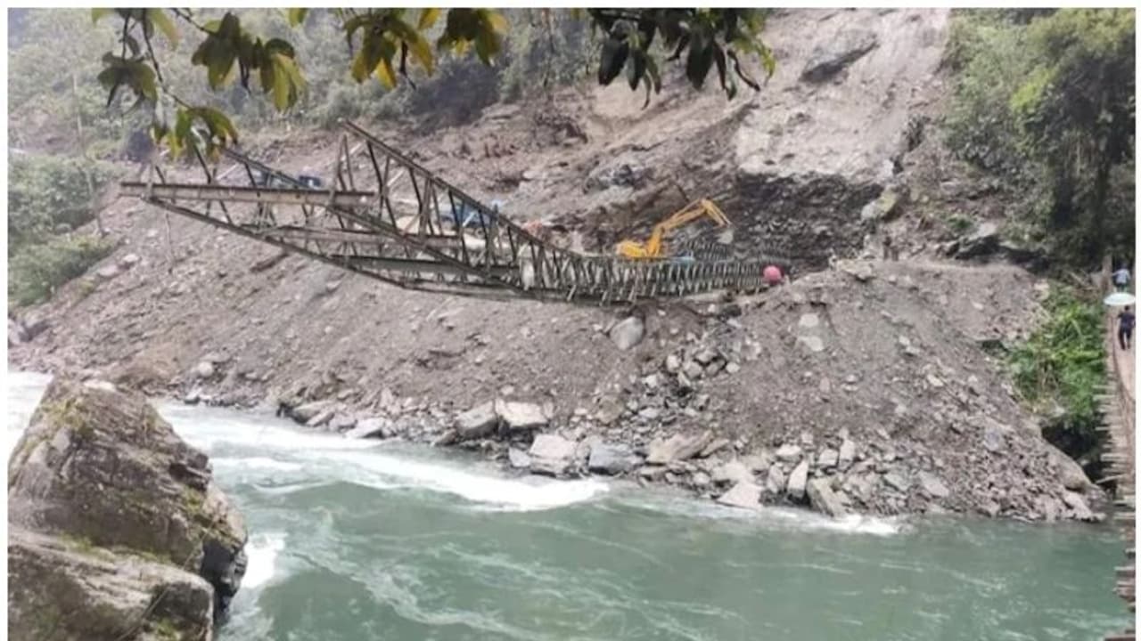 അരുണാചൽ പ്രദേശില് തൊഴിലാളികളെ കാണാതായിട്ട് രണ്ടാഴ്ച; ഒരാളുടെ മൃതദേഹം നദിയില് കണ്ടെത്തി, 18 പേരെ കാണാനില്ല അരുണാചൽ പ്രദേശില് തൊഴിലാളികളെ കാണാതായിട്ട് രണ്ടാഴ്ച; ഒരാളുടെ മൃതദേഹം നദിയില് കണ്ടെത്തി, 18 പേരെ കാണാനില്ല